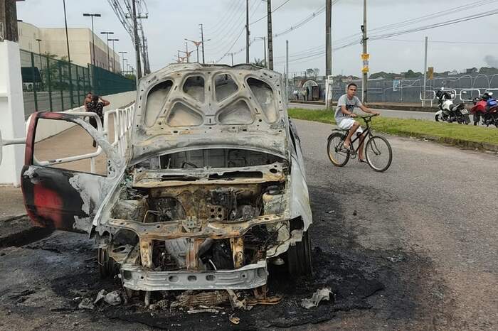 Incêndio: carro pega fogo perto de shopping na Augusto Montenegro; vídeo